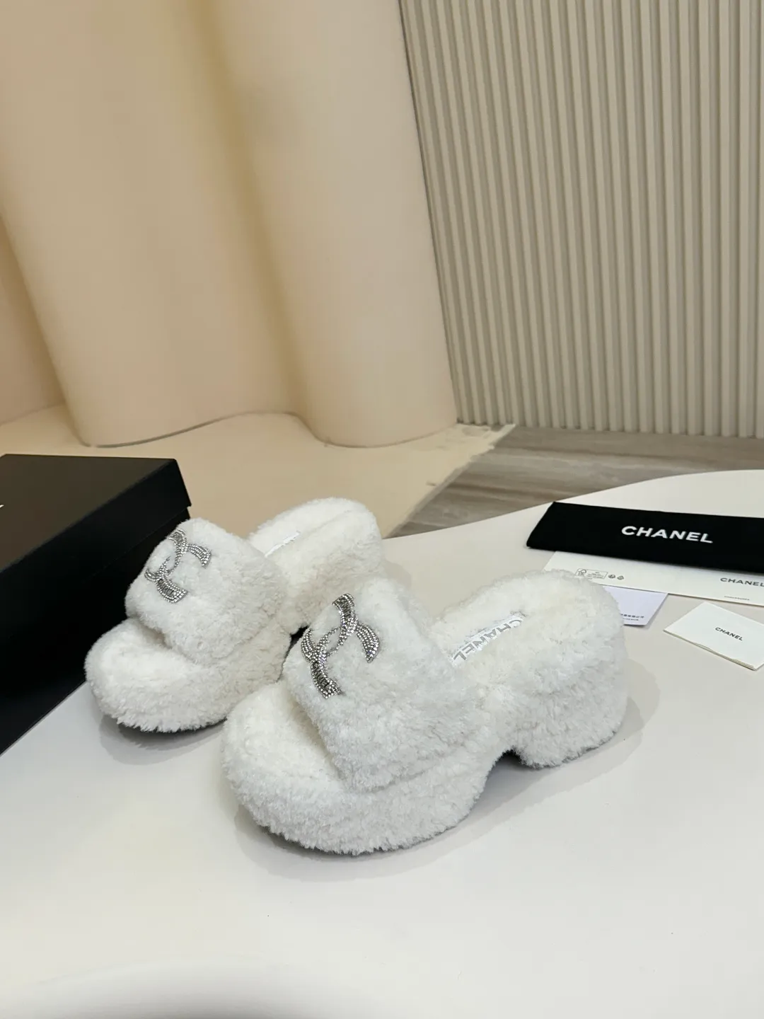 👟👟Ex-factory price 480👟👟 Chanel CHANEL thick-soled fur flip flops｜Finally waited for this pair of celebrity show style same style🧚♀️ The upper is covered with soft and waxy lamb wool, with classic double C diamond buckle👟👟The texture is full of texture. As soon as you put it on, your sense of luxury will instantly soar. The inner lamb wool fabric is as comfortable as stepping on clouds☁️ Thickened rubber soles, 8cm at the heel, 6.5cm at the forefoot, with raised bars, easy to wear with long legs~ The wedge heel design is super easy to walk, lazy and fashionable. It is very elegant for daily outings and date wear. It is a must-have and versatile artifact for this autumn and winter, waiting for you~ #chanel slippers #Celebrity Style #Advanced Wearing Fabric: Lamb 🐑 Wool Lining: Lamb 🐑 Wool Feet: lamb 🐑 hair Outsole: wear-resistant and non-slip rubber outsole Size: 35–40